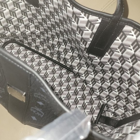MCM Liz Reversible Medium Tote-Reversible to Geometric Pattern on Inside - Picture 6 of 12